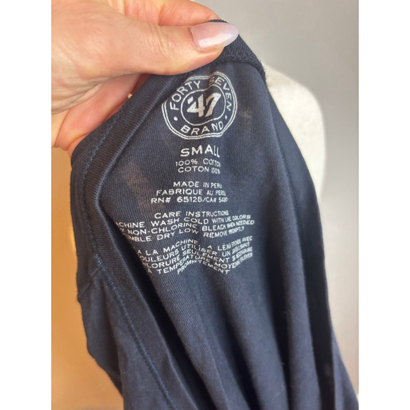 Women's 47 Brand Black Red Short Sleeve Tee S Rainier MLB baseball Beer Seattle - Picture 6 of 6